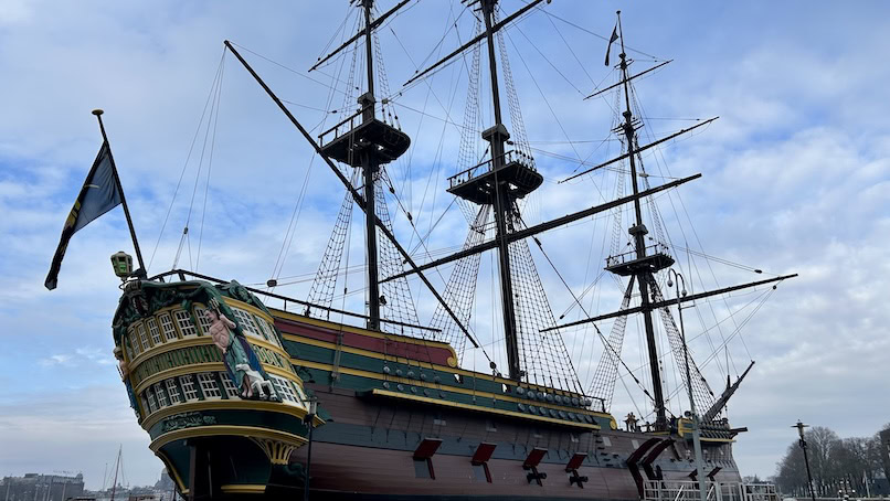 Scheepvaartmuseum in Amsterdam VOC-schip Amsterdam