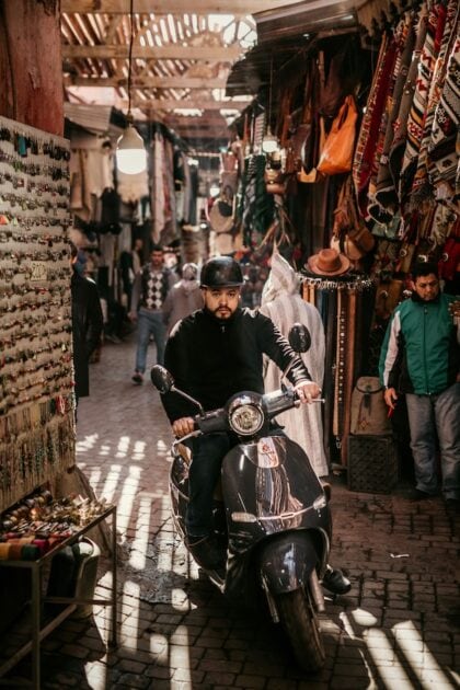 Doen in Fez in Marokko dwalen door de medina