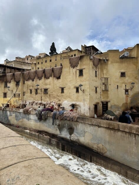 Fez richting Chouara Tannery huiden liggen te drogen