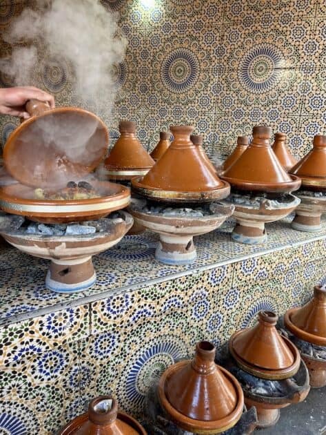 Typisch Marokkaanse gerechten - tajines bij Chez Mounir in Ouzoud