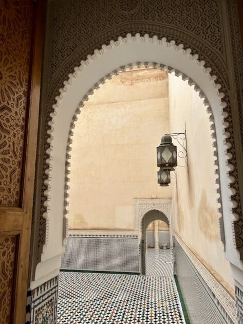Meknès Mausoleum van Moulay Ismail doorkijkje