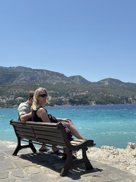 Kokkari op Samos Boy en Irene op bankje bij Kokkari Beach