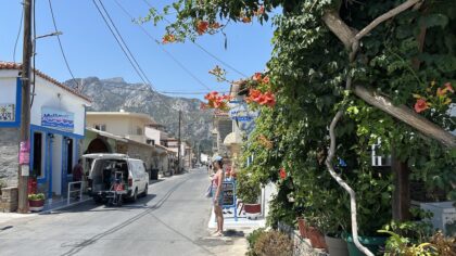 Kokkari op Samos doorgaande weg centrum