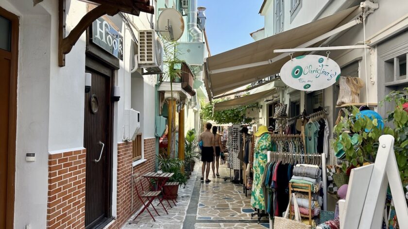 Kokkari op Samos straatje met Mel en Boy