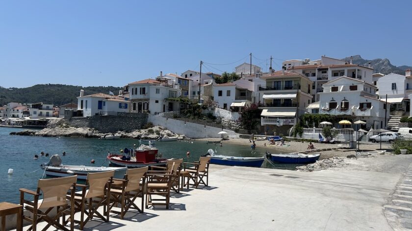 Kokkari op Samos uitzicht vanaf schiereiland Moshonisi
