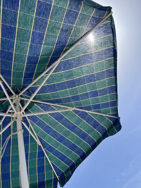 Restaurants in Kefalos op Kos - Opa Opa onder de parasol.