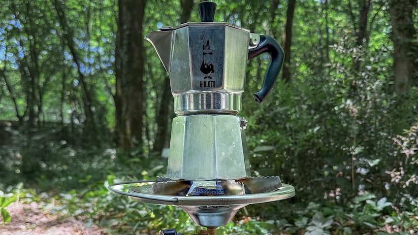 handige eenpans camping gerechten - koffie maken op een camping gasstel