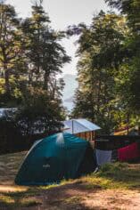 Kamperen groene koepeltent met waslijn op camping