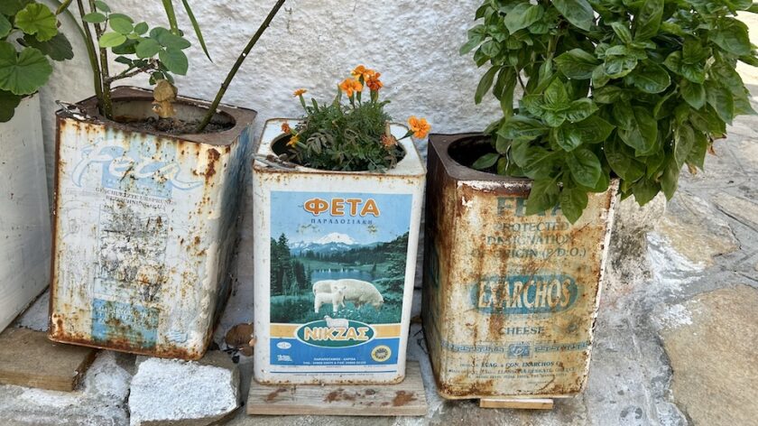Manolates op Samos blikken met bloemen
