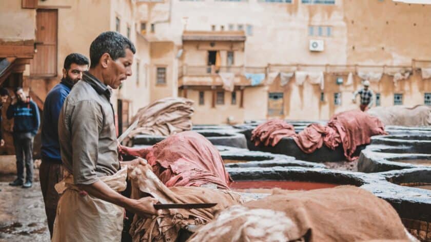 Chouara Tannery in Fez leerlooierij op de werkvloer