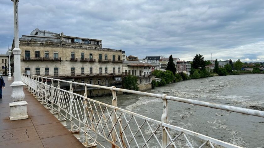 Georgië, Kutaisi, witte loopbrug