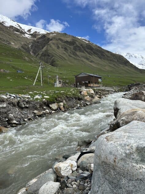 Georgië, Svaneti, Ushguli hoogste dorpje, rivier