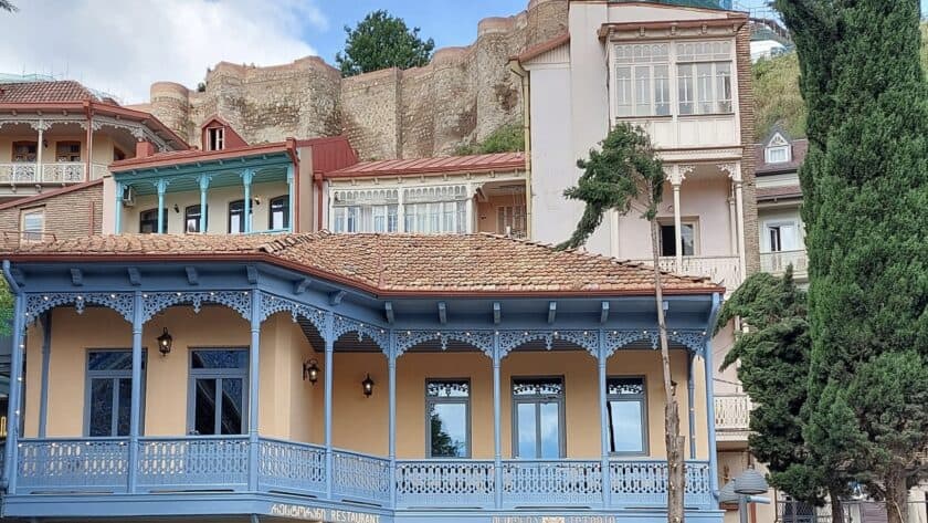 Georgië, Tbilisi, kleurrijke huizen
