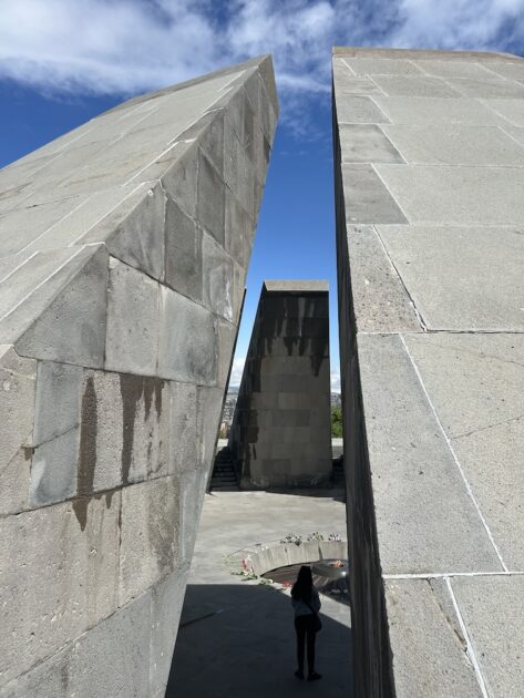 Hoogtepunten Armenië, Yerevan, Armenian Genocide Memorial and Museum monument pilaren