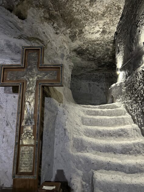 Rondreis Georgië, grottenstad Vardzia, trap en kruis
