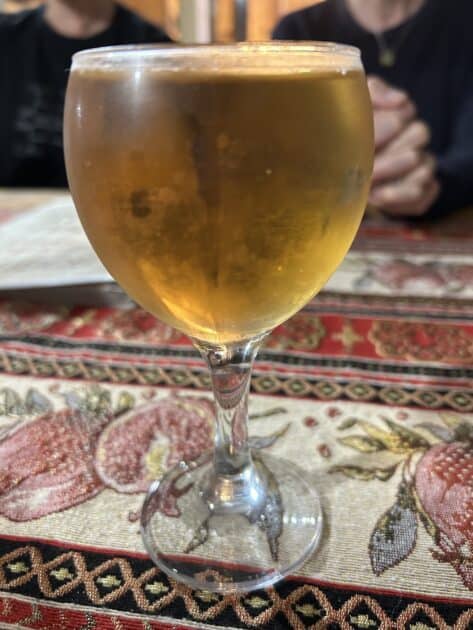 Eten, diner in Akhaltsikhe, Georgië, amber wine