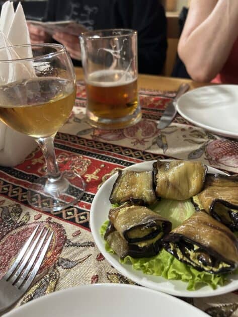 Eten, diner in Akhaltsikhe in Georgië, auberginerolletjes