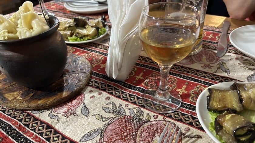 Eten, diner in Akhaltsikhe in Georgië, dumplings