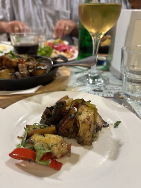 Eten, diner in Mestia, Georgië, stoofpotje aardappelen champignons