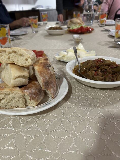 Typisch Georgisch eten: lunch bij mensen thuis in Ushguli, Georgië, brood