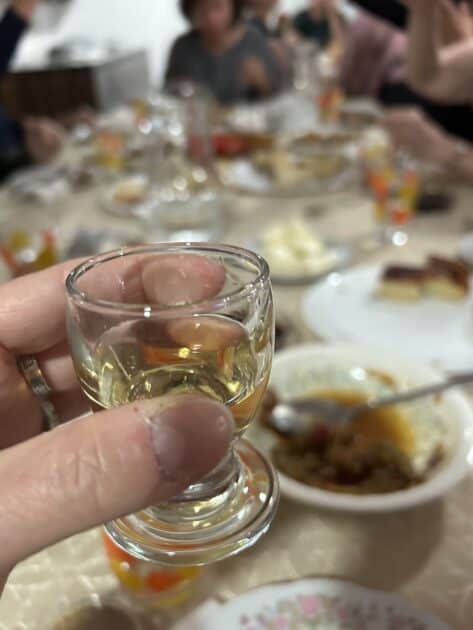 Eten, lunch in Ushguli, Georgië, notenlikeur