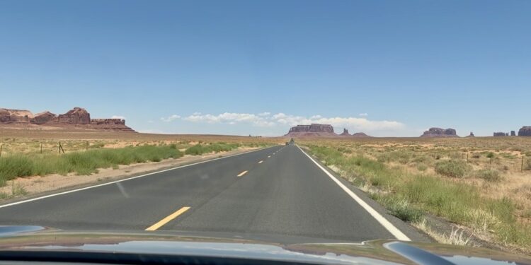 Auto-huren-in-Amerika-auto-op-de-weg-richting-Monument-Valley