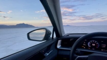 Auto-huren-in-Amerika-dashboard-auto-met-zijspiegel-Great-Basin-National-Park