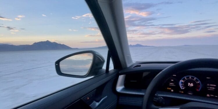 Auto-huren-in-Amerika-dashboard-auto-met-zijspiegel-Great-Basin-National-Park