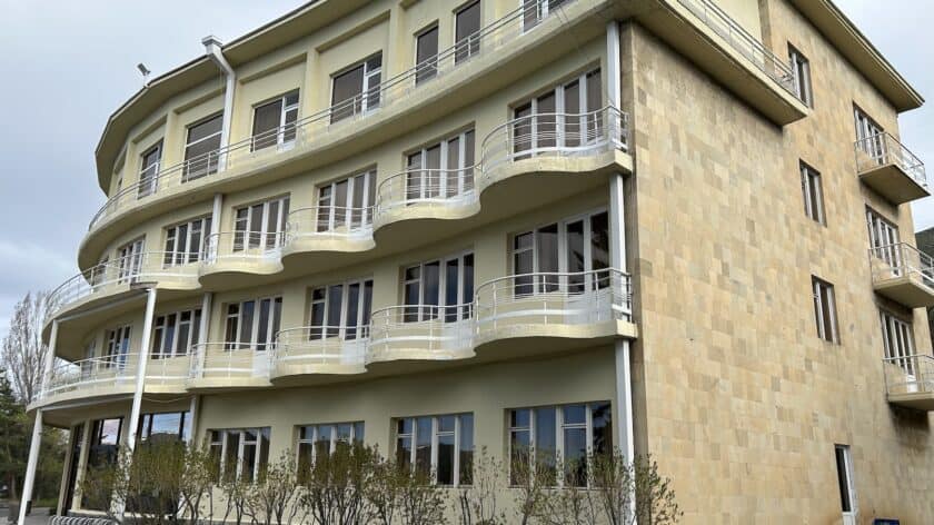 Overnachten in Armenië, Sovjethotel Hotel Blue Sevan aan het Sevanmeer