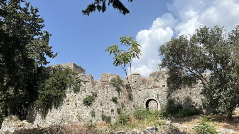 Parga, Venetian Castle, poort bomen