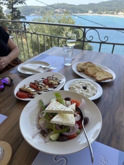 Parga restaurants, Flisvos, lunch Griekse salada, haloumi