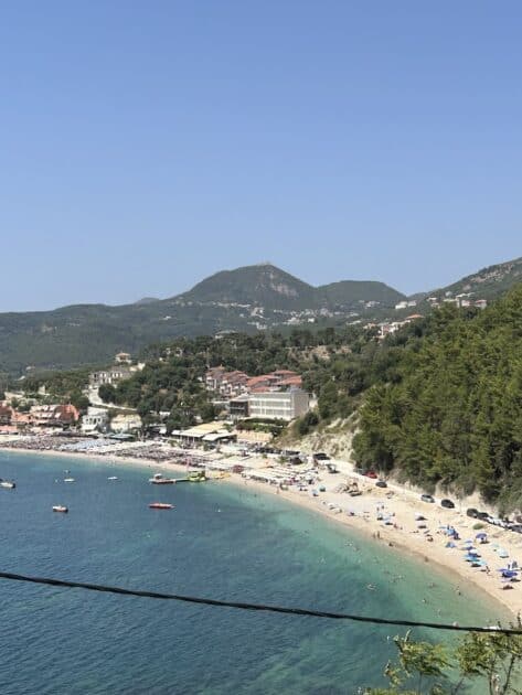 Parga restaurants, Flisvos, uitzicht Valthos Beach