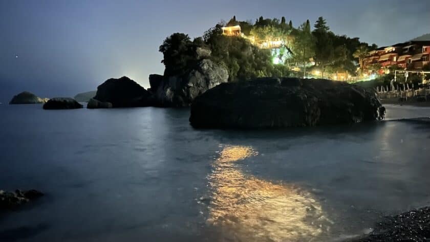 Parga, uitzicht vanaf Piso Krioneri op Bar Atrium bij nacht