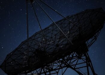 Nationaal Park Dwingelderveld, radiotelescoop Dwingeloo in de nacht sterren kijken klein
