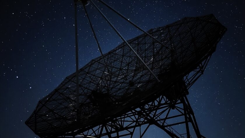 Nationaal Park Dwingelderveld, radiotelescoop Dwingeloo in de nacht sterren kijken klein