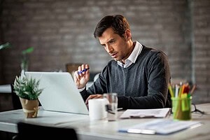 Uomo che lavora al computer in ufficio moderno.