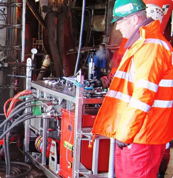 Offshore intervention engineer performing well services