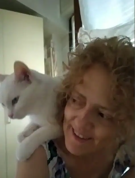 Margherita con Susy in un momento di coccole dopo una sessione di Trust Technique®.