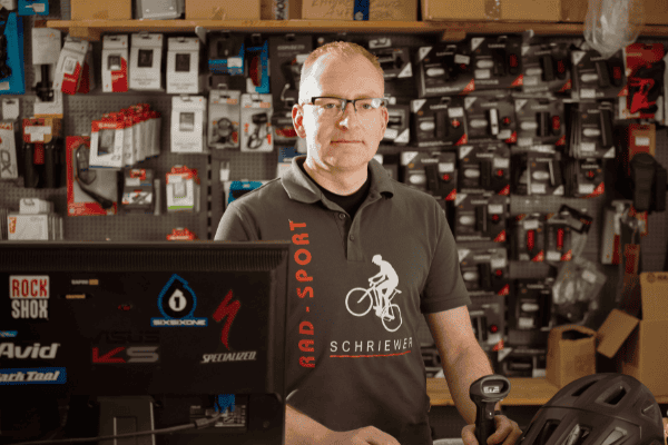 Mitarbeiter im Radgeschäft Schriewer in Hilter mit Fahrrad- und Fahrradzubehör.