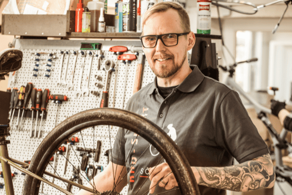 Fahrradmechaniker bei Rad-Sport Schriewer in Hilter, repariert Fahrrad.