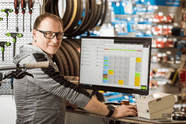Mitarbeiter bei Rad- und Fahrradservice im Fachgeschäft Schriewer in Hilter.
