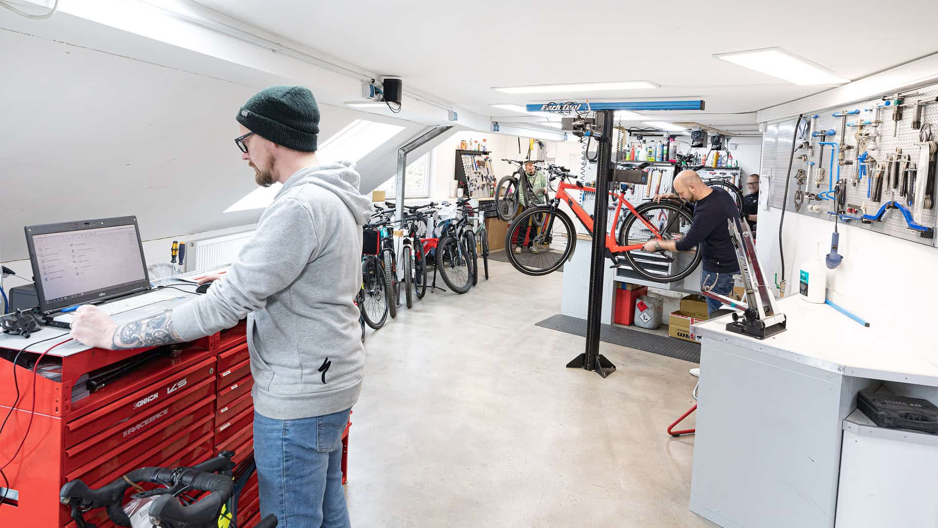 Fahrradwerkstatt mit Reparaturarbeiten bei Rad-Sport Schriewer in Hilter.