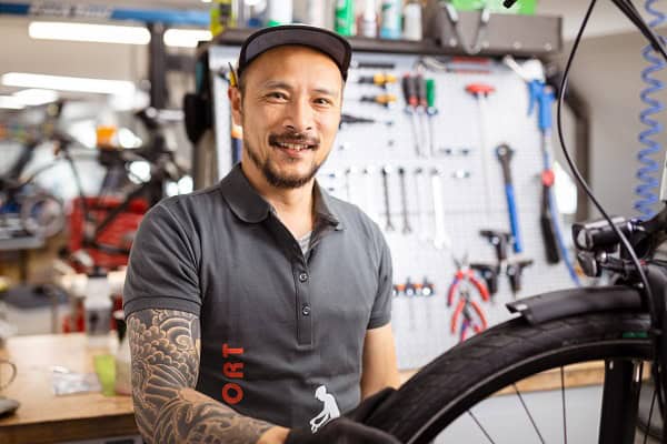 Mitarbeiter bei Rad-Sport Schriewer in Hilter mit Fahrrad in Werkstatt.