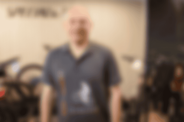 Mitarbeiter bei Rad-Workshop in Hilter, Fahrradservice im Fokus.