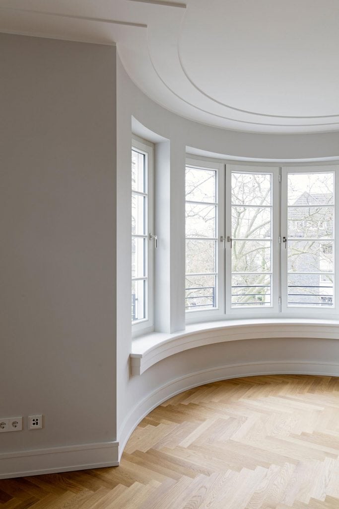 Sockel- und Stuckelemente an Fensterbogen