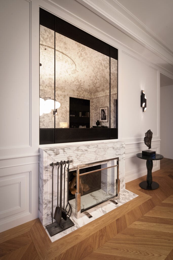 Eleganter Kamin mit Spiegel und Dekor im Haus Alexander-Berlin
