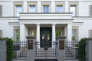 Elegantes Haus Hardt mit schwarzem Tor, Stufen, Säulen und Eingangstür