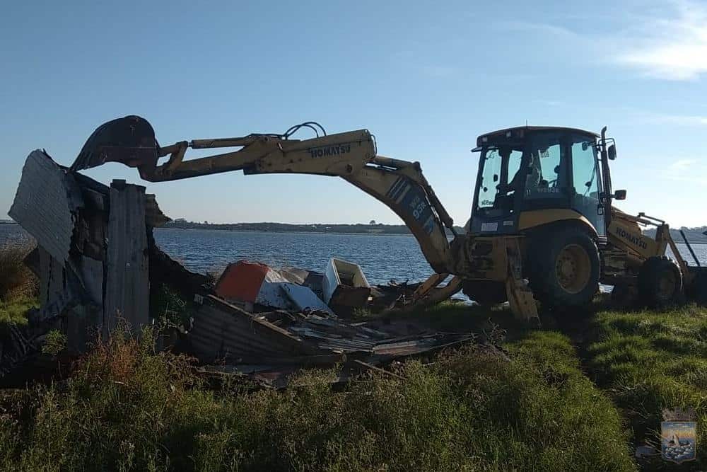 Continúa la demolición de construcciones ilegales en el balneario Santa Mónica