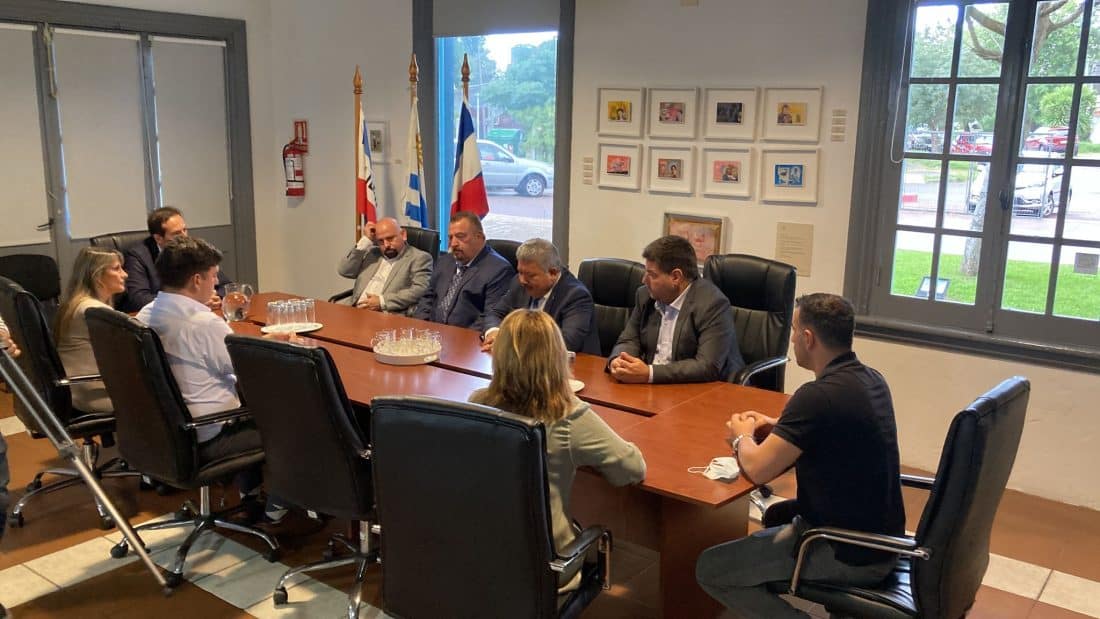 Delegación de El Salvador se reunió con el concejo municipal de Maldonado