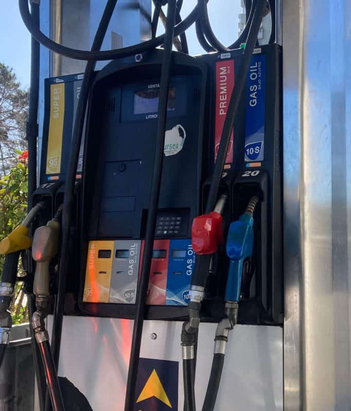Mañana bajan los combustibles